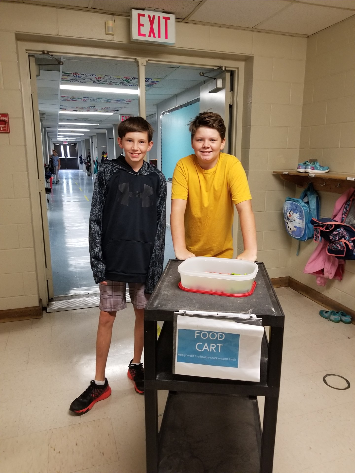 Students helping at lunch.